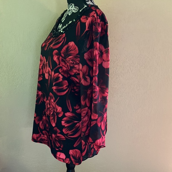 ROZ & ALI LG BLACK & RED BEADED BEAUTY WITH SLANT SLEEVES TUNIC - Picture 2 of 10